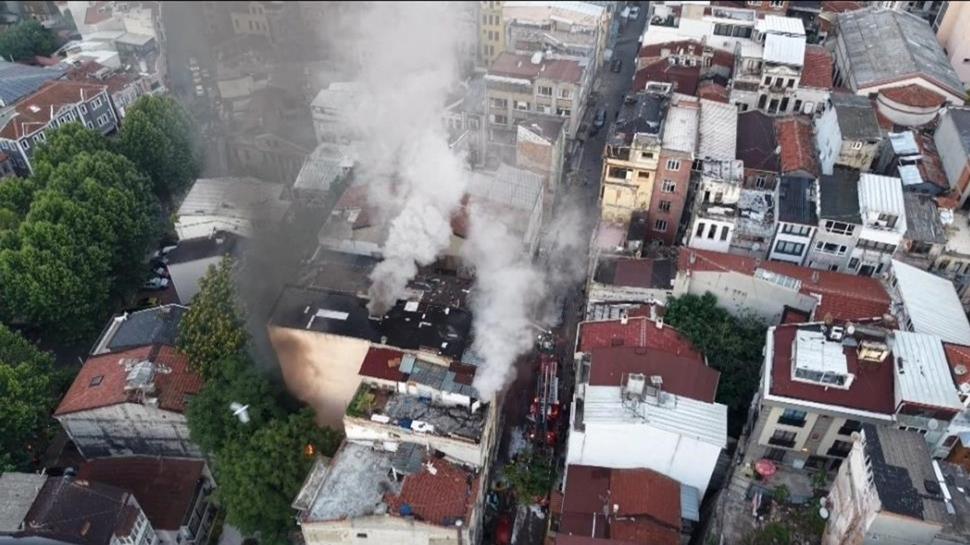 Fatih'te korkutan yangın: İş hanında patlamalar yaşandı
