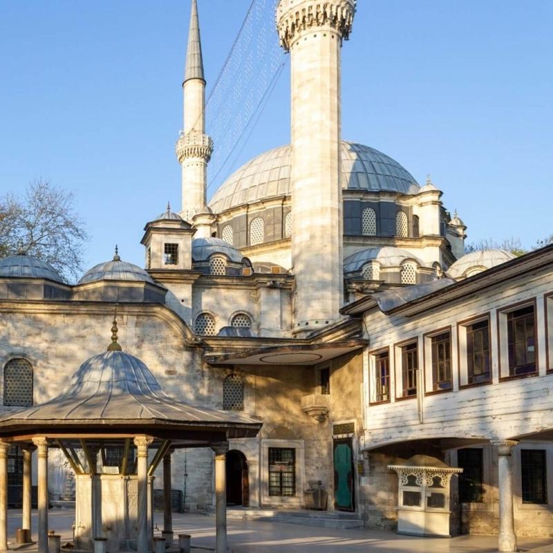 �stanbul'un manevi kalbi: Ey�p Sultan Camii as�rlard�r ziyaret�ilerini a��rl�yor