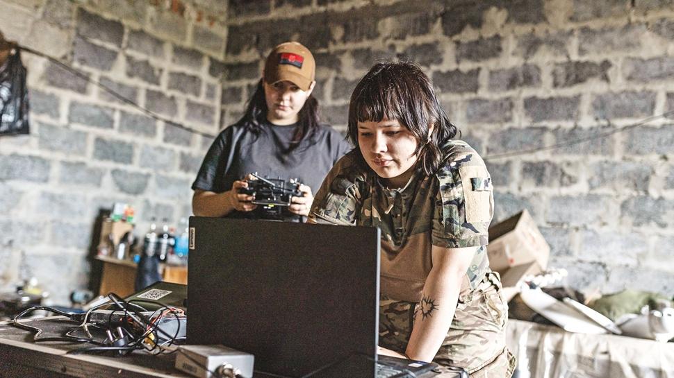 Rus komutanlara a�k tuza��! Kad�n profilleri kullanarak hedef al�yorlar