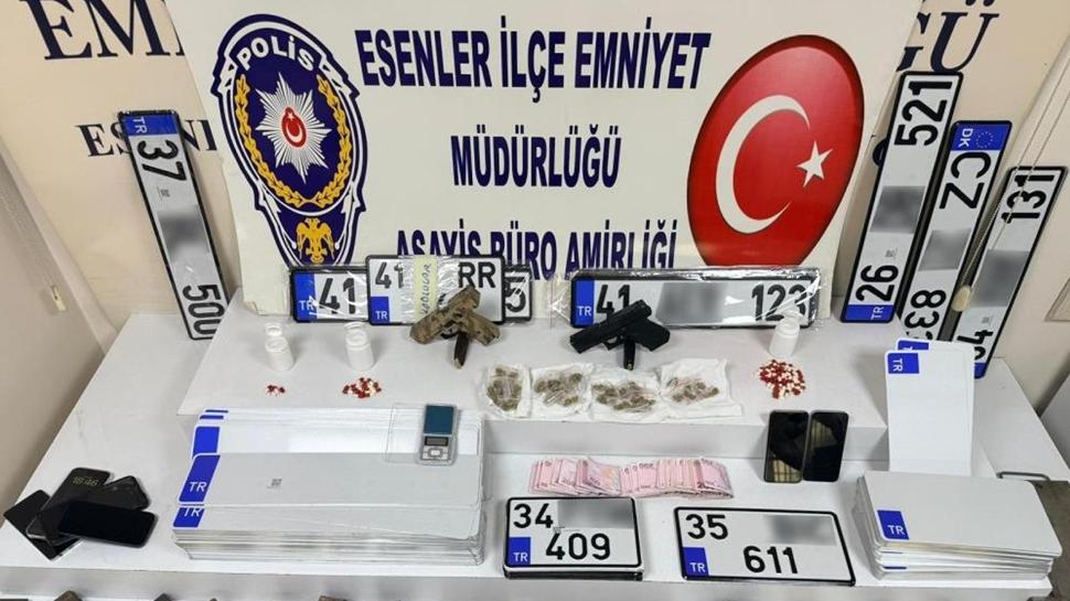 "Suç fabrikası" gibi adres! Baskın yapılan dükkandan "sahte plaka fabrikası" çıktı