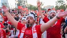 Binlerce taraftar bulu�tu! Los Angeles'ta T�rkiye co�kusu