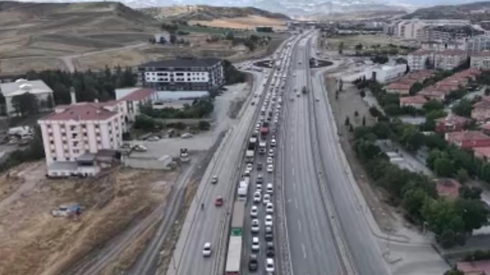 5 kişinin yaralandığı kaza trafiği durma noktasına getirdi