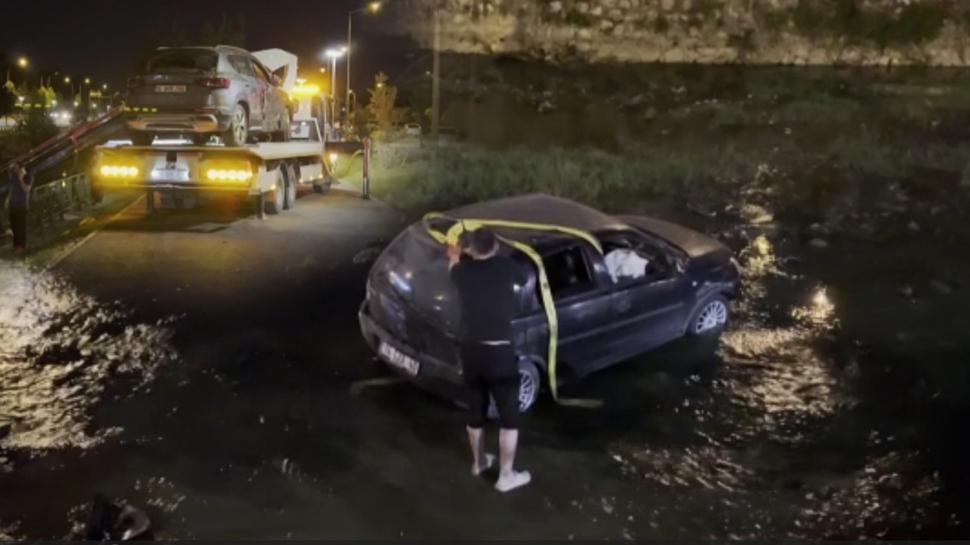 Bursa'da zincirleme kaza sonrası can pazarı! Araçlar dereye düştü