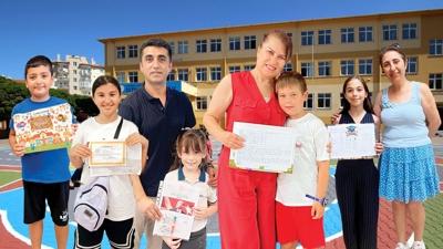 18 milyon ��renci karne ald�... Ak�am ailesinde karne sevinci