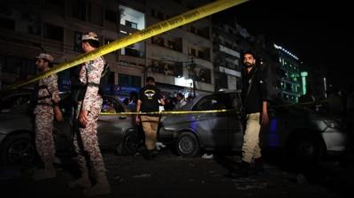 Pakistan'da ter�r alarm�: Yo�un silah sesleri duyuldu