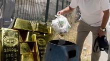 �l�eyi aya�a kald�ran olay! 1 kilo alt�n� yanl��l�kla ��pe att�
