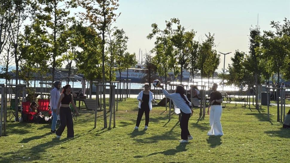 İstanbul'da sıcak havadan bunalanlar sahillere akın etti