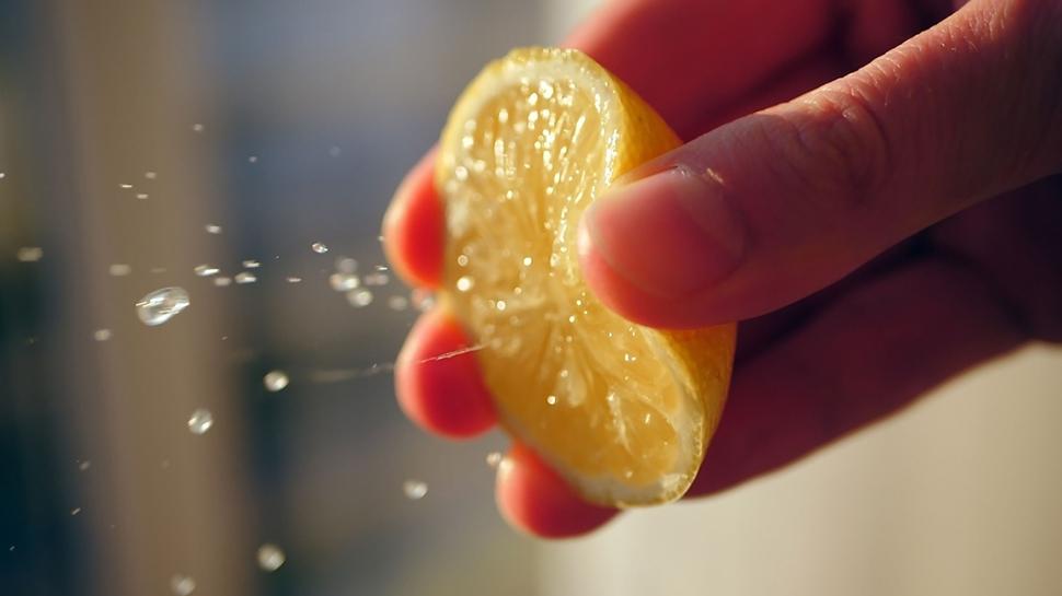 Limon sıkarken o detaya hiç dikkat ettiniz mi? Çekirdeğinden çok daha tehlikeli