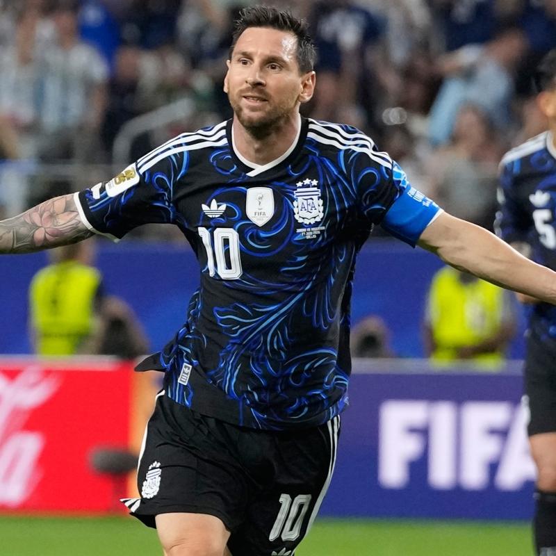 Lionel Messi tarihe ge�ti, Arjantin turlad�