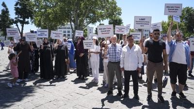 �stanbul'da LGBT gemisine b�y�k protesto: Bo�az'daki sapk�nl��a ge�it yok