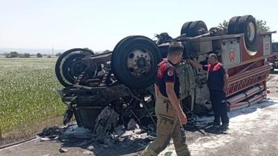 �zmir'de itfaiye arac� devrildi: 2 yaral�