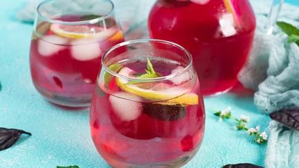 Bu yaz�n y�ld�z� se�ildi, kafelerde bo�una para �demeyin! Ev yap�m� kirazl� limonata tarifi