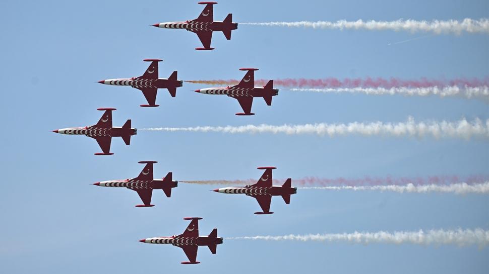 Türk Yıldızları Belçika semalarında! Binlerce kişi hayran kaldı