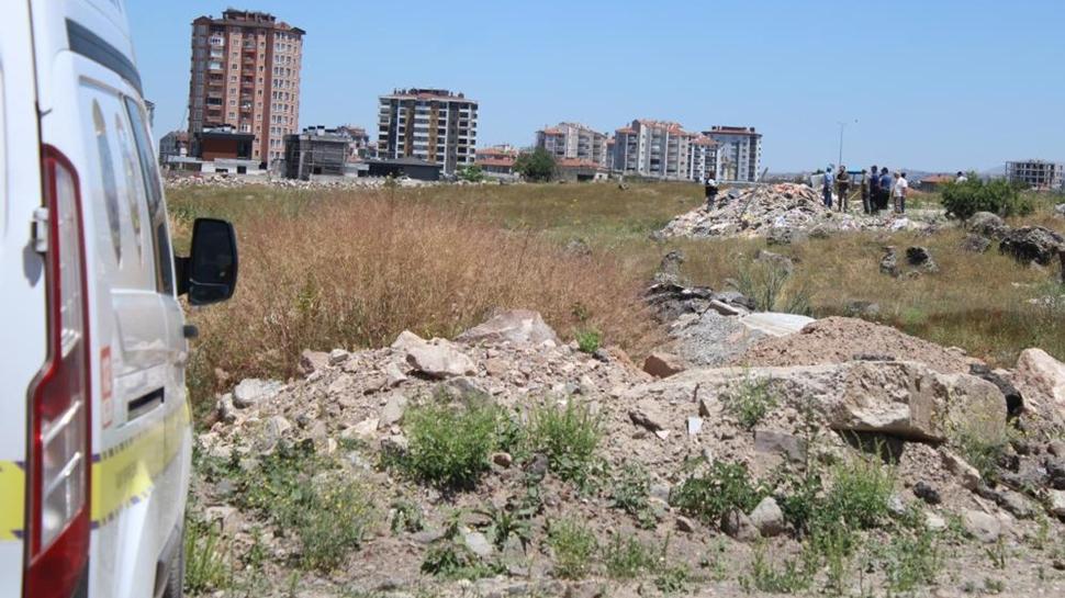 Boş arazide ceset paniği! Molozlar arasında korkunç görüntü