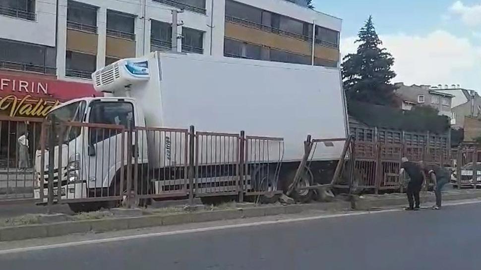 Eskişehir'de faciadan dönüldü: Markete girdi el frenini çekmedi
