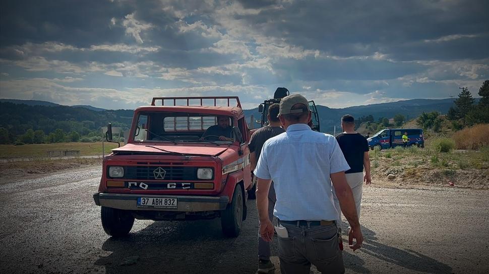 Kastamonu'da korkunç çarpışma: Kamyonetle çarpışan otomobil alev alev yandı