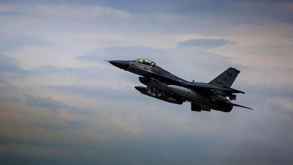 Hava sahas�nda hareketlilik... T�rk F-16'lar� ka��r�lma sinyali veren u�ak i�in havaland�