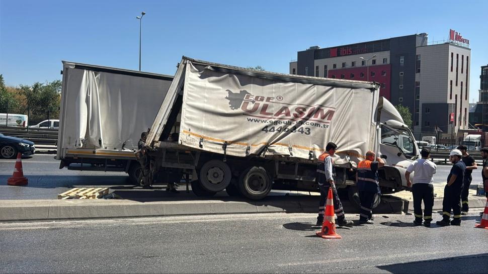 İstanbul'da kamyonet aydınlatma direğine çarptı: Trafik durma noktasına geldi