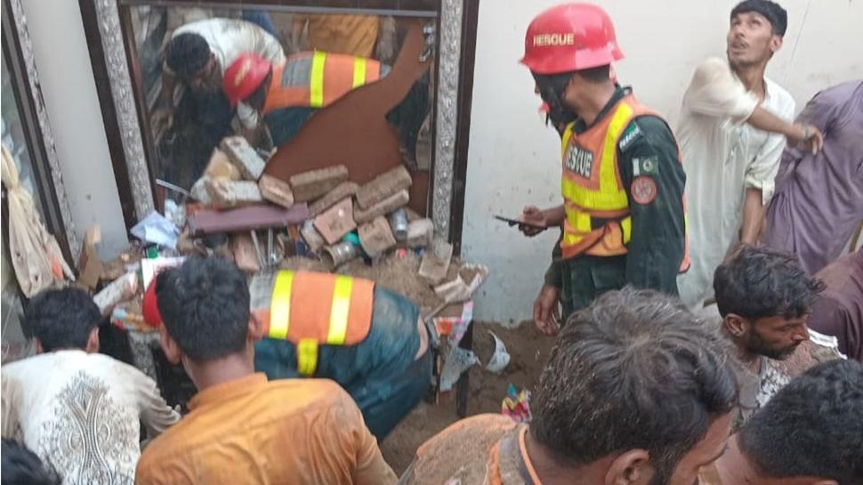 Pakistan'da çocukların üzerine çatı çöktü! 14 öğrenci hayatını kaybetti