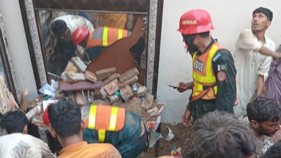 Pakistan'da facia! Dershanenin çatısı çöktü: 14 öğrenci yaşamını yitirdi