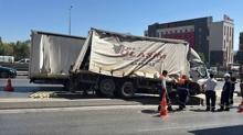 �stanbul'da kamyonet ayd�nlatma dire�ine �arpt�: Trafik durma noktas�na geldi