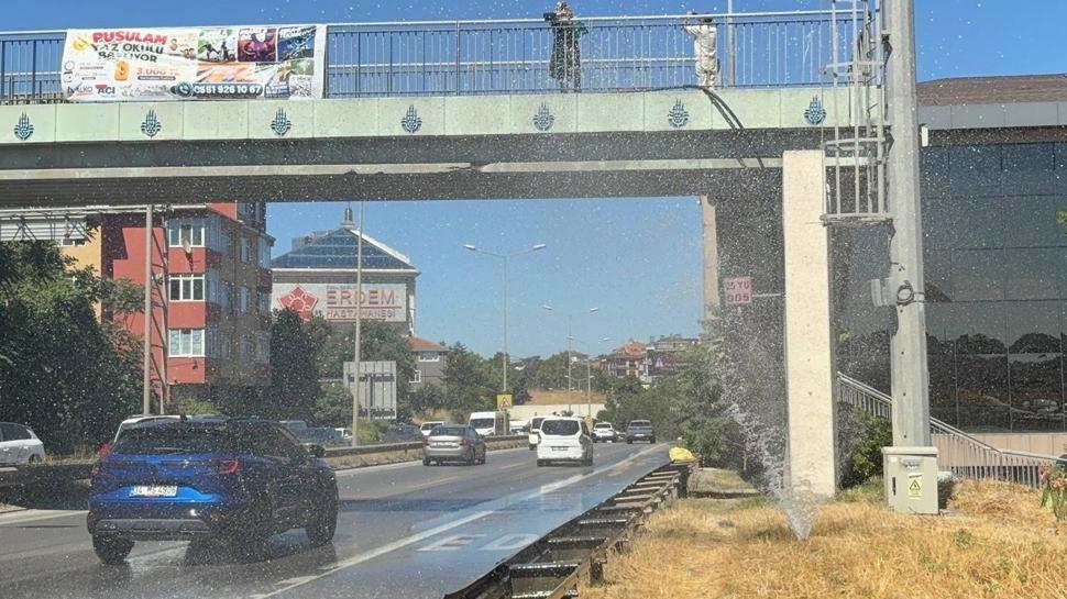Üsküdar'da kronik altyapı ihmali: Patlayan su borusu trafiği aksattı
