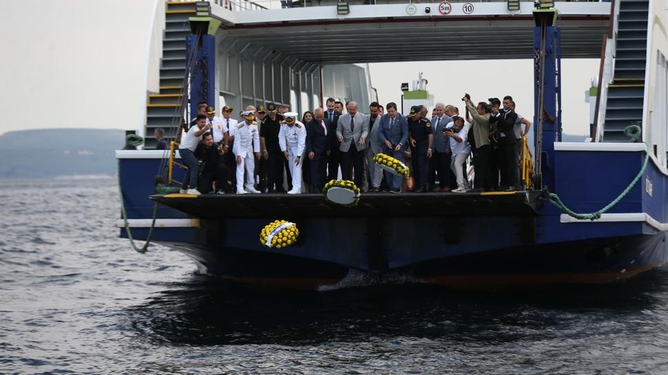 Denizlerdeki bağımsızlığımızın 100. yılı: Çanakkale'de çelenkler denize bırakıldı