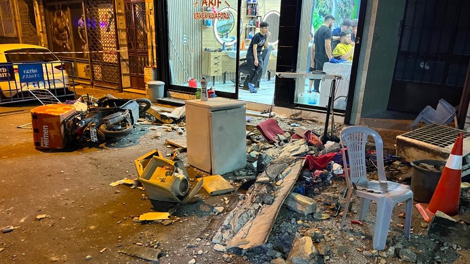 Fatih'te çatı çöktü, vatandaşlar son anda kurtuldu