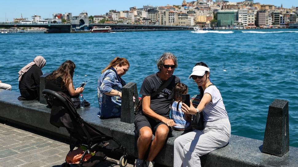 İstanbul'da sıcaktan bunalanlar sahil ve parklara akın etti