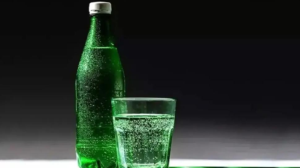 Maden suyunu bardakta t�keten dikkat! Me�er b�yle i�ildi�inde...
