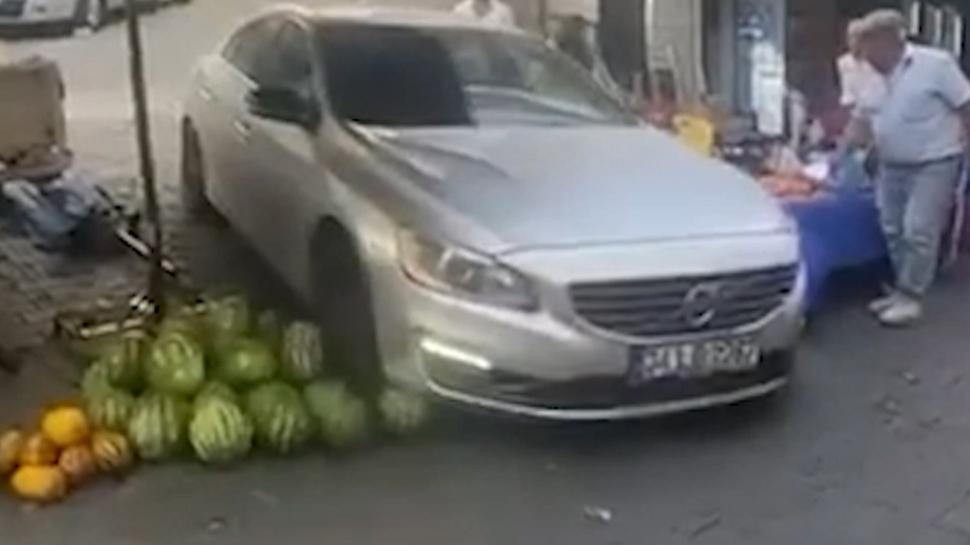 Otomobiliyle pazara daldı: O anlar kamerada