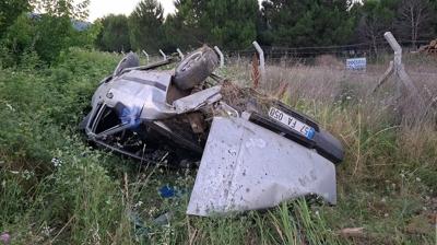 Samsun'da otomobil �arampole devrildi: 3 ki�i yaraland�