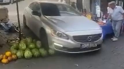 Otomobiliyle pazara dald�: O anlar kamerada