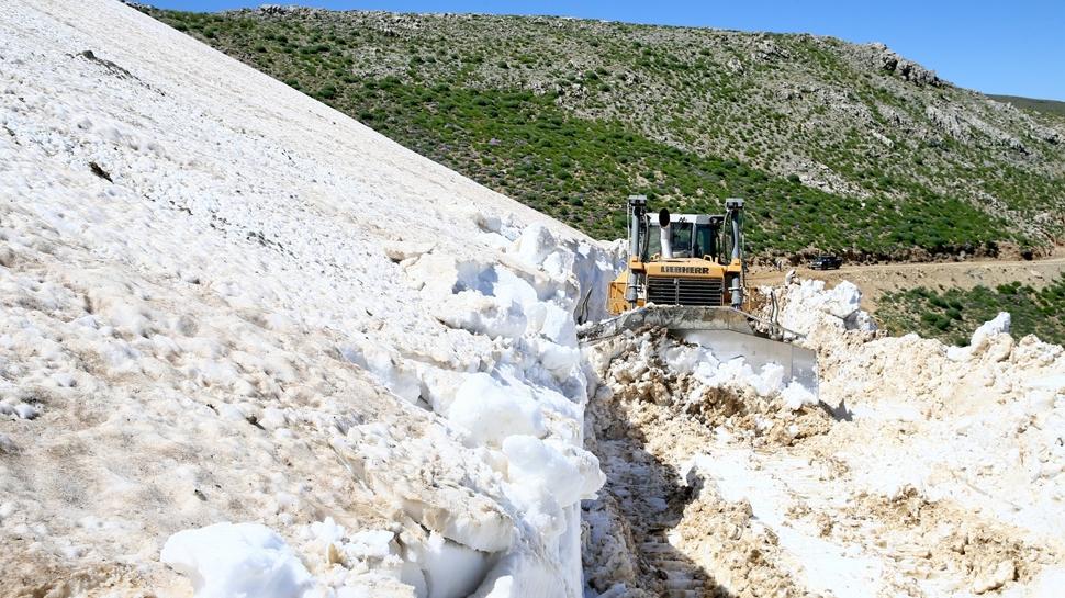 Temmuz ayında kar mesaisi! Muş'ta yollar ulaşıma açılıyor