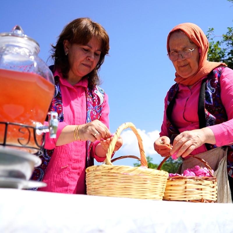 5 kilo g�lden 5 litre �erbet ��k�yor: Taleplere yeti�emiyorlar