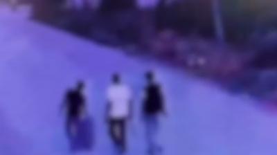 Lastikleri patlay�nca ba�kas�n�n yedek lasti�ini �ald�lar: O anlar kamerada