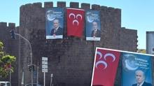Diyarbak�r surlar�nda dikkat �eken g�r�nt�! Bah�eli'nin dev posteri as�ld�