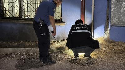 Eski�ehir'de kar maskeli �ah�s korkusu! Evi ate�e verip ka�t�