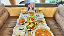 Ankara'daki bir restorandan Trump'a T�rk misafirperverli�i: Masas� haz�r bekliyor