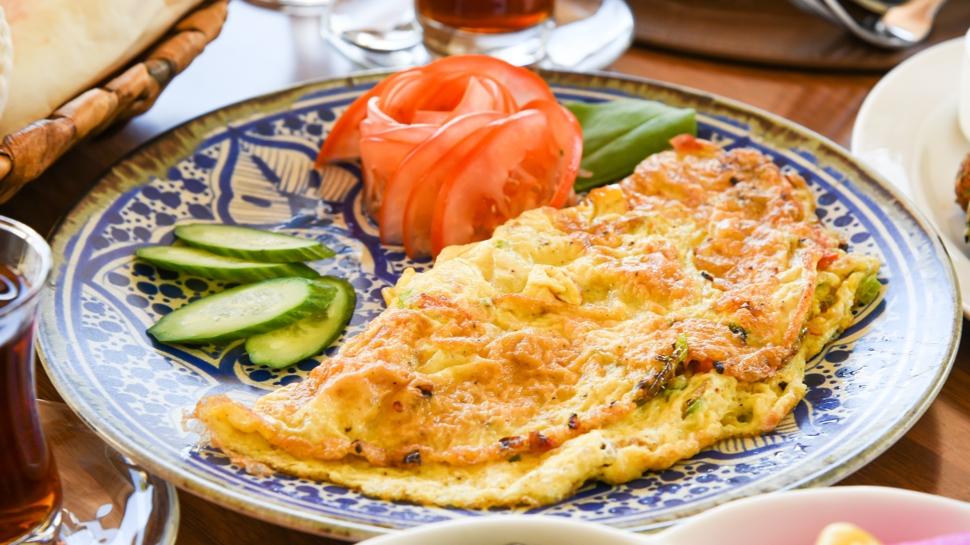 5 dakikada lezzetli tarif: Peynirli omlet tarifi, yumu�ak form