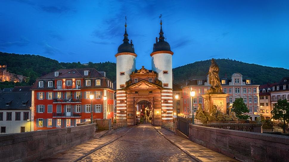 Avrupa'n�n en eski �niversitelerinden biri orada! Heidelberg dikkat �ekiyor