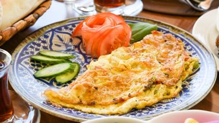 5 dakikada lezzetli tarif: Peynirli omlet tarifi, yumu�ak form