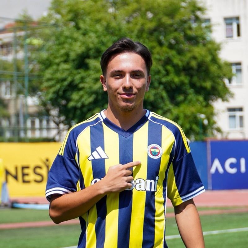 Galatasaray'dan ayr�ld�, Fenerbah�e'ye imza att�! ��te o isim...
