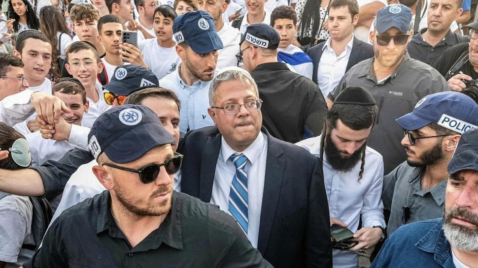 G�zalt� korkusuyla geri ad�m att�! �srailli katliamc� bakanda 'tutuklanma' pani�i