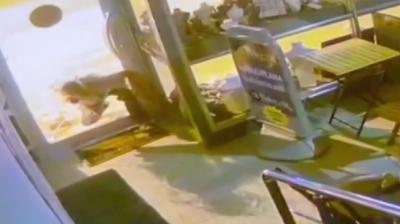 S�r�nerek girdi�i ma�azadan bilezikleri �ald�... O anlar kamerada
