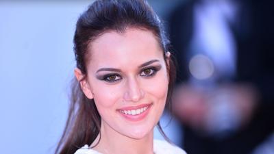 Y�llar sonra ekrana d�necek: Bak�n Fahriye Evcen oyunculu�a kimin sayesinde ba�lam��!