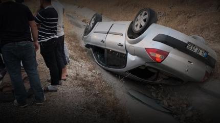 Siirt'te feci kaza: Otomobil �arampole devrildi, 3 yaral�