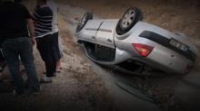 Siirt'te feci kaza: Otomobil �arampole devrildi, 3 yaral�
