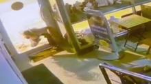 S�r�nerek girdi�i ma�azadan bilezikleri �ald�... O anlar kamerada