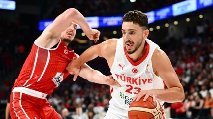 Nama�lup lider! 12 Dev Adam tarih yazarak turlad�